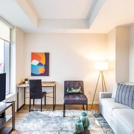 Modern Apt With City Views